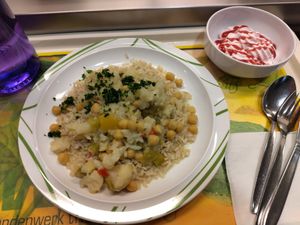 Blumenkohl-Kichererbsencurry mit Vollkornbasmatireis (leider total verwürzt) at Mensa Petrisberg in Trier