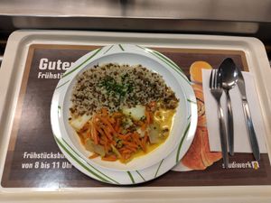 Chinakohlpfanne mit
Berglinsen und Naturreis (sehr lecker!!) at Mensa Petrisberg in Trier