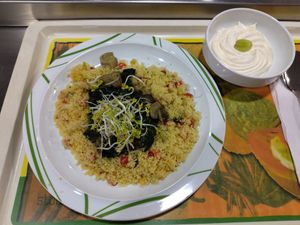 Spinatpilzpfanne mit Gemüse-Couscous und Sprossen, als Nachtisch Bayrische Creme (vegan) at Mensa Petrisberg in Trier