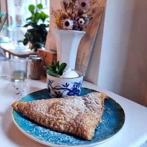 Warm appelflap with icecream at CLO in Antwerpen