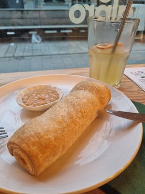 Lekker worstenbroodje tussendoor at CLO in Antwerpen