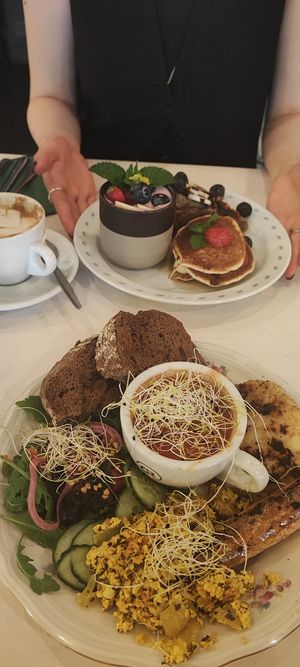 'I can't choose', English breakfast, breakfast bowl, sausage roll 😋 at CLO in Antwerpen