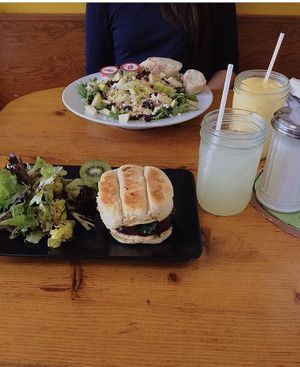 Pear & arugula salad, vegetarian burger (not vegan), lemonade and smoothie at Kiwi Cafe in Chester