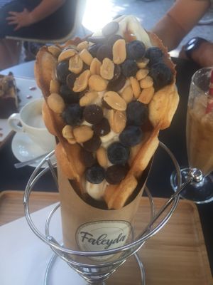 Vegan bubble waffle with vegan frozen yogurt  at Faleyda in Frankfurt