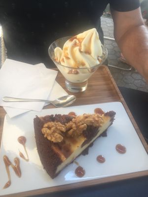 vegan walnut cake and vegan frozen yogurt in menu option at Faleyda in Frankfurt