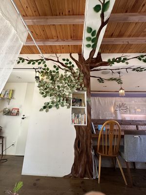 A árvore é muito fofa   at Holy Holy Familiar Tree Cafe in Ikeda
