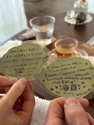 Eu e minha namorada escrevemos    at Holy Holy Familiar Tree Cafe in Ikeda