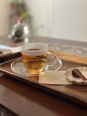 O ambiente é relaxante e tomamos um chá de cinamomo  at Holy Holy Familiar Tree Cafe in Ikeda