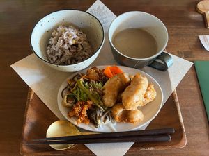 Didn’t know what to chose and finally I chose the karaage plate. It was very delicious and very juicy. The salad was very tasteful. I loved the fluffy rice and the soup at Holy Holy Familiar Tree Cafe in Ikeda