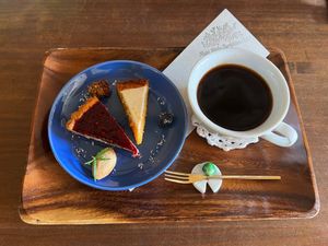 Nice warm Americano from fresh beans and 2 pieces of cake 😋.   at Holy Holy Familiar Tree Cafe in Ikeda