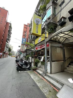 Street view  at Dousun Soy Milk 豆桑鮮打豆漿 in Taipei