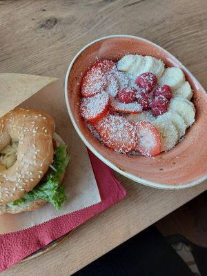 Vegan Fitness Bagel, Fruit Smoothie at Basic Coffee - Oberstadt in Marburg