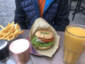 Chick’n bagel, pommes, smoothie  at Basic Coffee - Oberstadt in Marburg