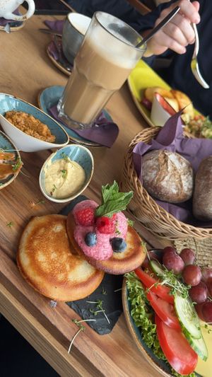 Vegan Basic Brunch. Brote, Aufstriche, Veganer Lachs, Veganer Käse, Datteln im Zucchini Mantel und Pancakes. Sehr lecker!   at Basic Coffee - Oberstadt in Marburg