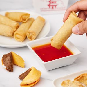 Veggie Spring Rolls (6 pcs)

Mixed vegetables in a fried wonton skin. 6 pcs. at Tso Chinese Takeout & Delivery - Arboretum in Austin
