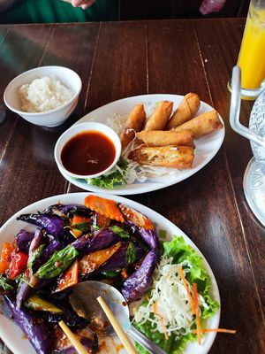 The eggplant with Yunnan sauce and Thai spring rolls at Yún Xiāng 雲鄉 - Yunnan Thai Myanmar Food in Hengchun