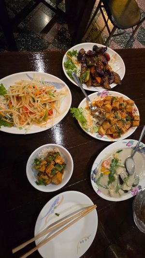 Papaya Salad, Eggplant, fried Tofu and green curry at Yún Xiāng 雲鄉 - Yunnan Thai Myanmar Food in Hengchun