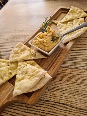 Starter hummus at Alecrim in Carrapateira