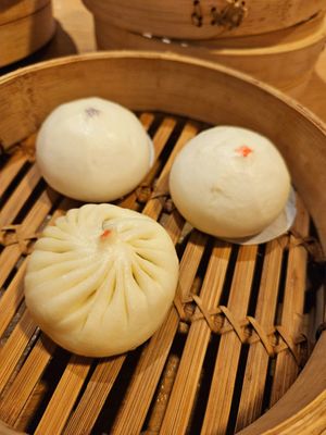 Steamed buns with different fillings at Din Tai Fung 鼎泰豐 - Raffles City in Central Singapore