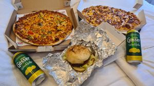 Pizza Vegetariana, Beyond Meat Pizza, Beyond Meat Burger at Pizza Mann in Innsbruck