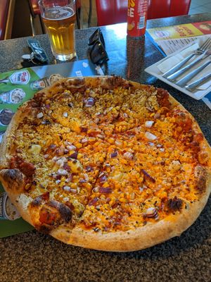 Beyond meat pizza with vegan cheese at Pizza Mann in Innsbruck