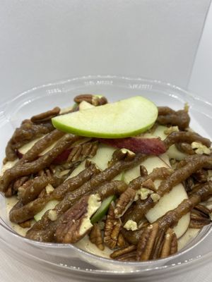 This new Vegan Maple 🍁 Caramel Apple 🍎 🍏 Bowl just might be one of the best smoothie bowls ever! Please stop by to try it today! Available at Good Roots! at Good Roots Natural Market in Haverstraw