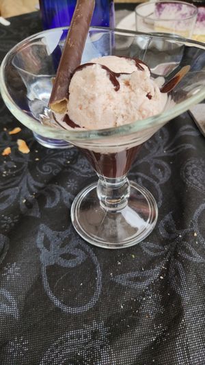 Copa de chocolate con helado de coco y barquillo de chocolate(vegana) at La Olivera in Nueno