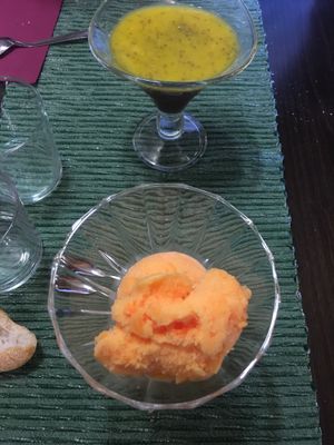 Crema de chocolate y mango y Helado de mandarina at La Olivera in Nueno