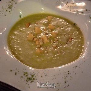 Avocado gazpacho with garlic bread and pinenuts at La Olivera in Nueno