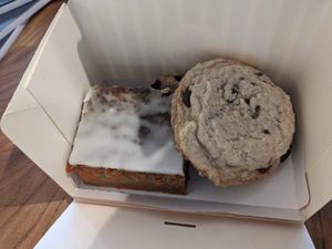 Rüblikuchen und Cookie at Sarah's Konditorei & Cafe in Koenigswinter