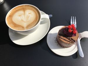 Schoko-Cassis Törtchen, vegan & glutenfrei at Sarah's Konditorei & Cafe in Koenigswinter