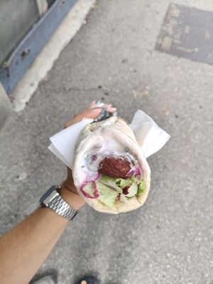 Wrap de falafel de remolacha at Falafel etc in Zagreb