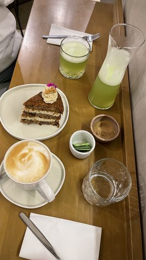 Cake de zanahoria ufff…..   at Let it V - plant based in Buenos Aires