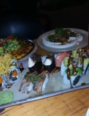 Tabla de sushi con tarta de choclo y... no me acuerdo qué es lo otro. Pero todo riquisimo. at Let it V - plant based in Buenos Aires