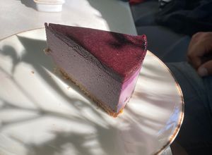 Cheesecake de arándanos  at Let it V - plant based in Buenos Aires
