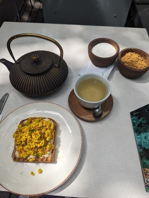Tostada egg-tofu y té at Let it V - plant based in Buenos Aires