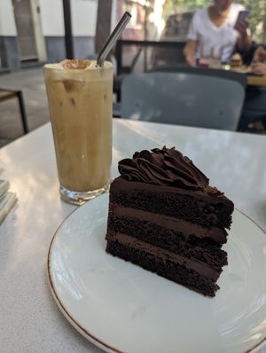 Torta Matilda y iced latte at Let it V - plant based in Buenos Aires