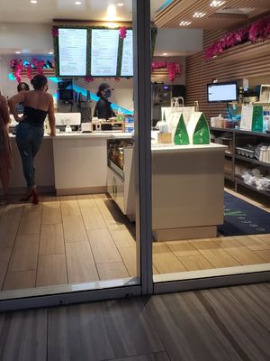 Order and side down. They don't take cash at SoBe Vegan in Fort Lauderdale