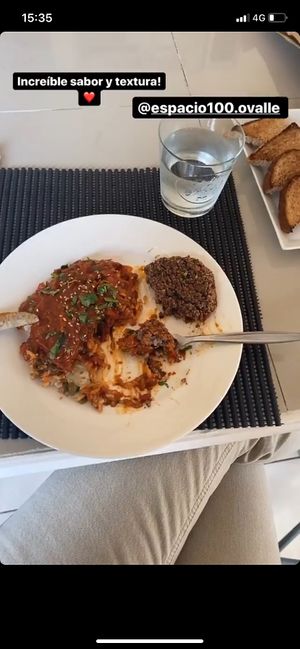 Hamburguesa de porotos negros, muy sabrosa y crocante y arroz con salsa casera + agua o jugo + poste  at Espacio 100 in Coquimbo