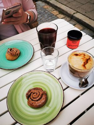 Der Kaffee und das Gebäck schmecken hervorragend, die Bedienung ist super freundlich. Richtig nettes kleines Restaurant/Cafe. at Valea in Regensburg
