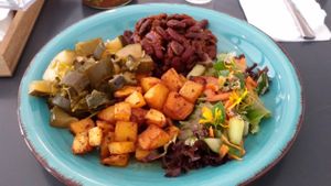 22 July 2020: Fiery cowboy beans, zucchini vegetables, diced potatoes, salad (translated with DeepL) | Feurige Cowboybohnen, Zucchinigemüse, Kartoffelwürfel, Salat | https://www.facebook.com/valea.regensburg/photos/a.155995775868886/223620459106417 at Valea in Regensburg