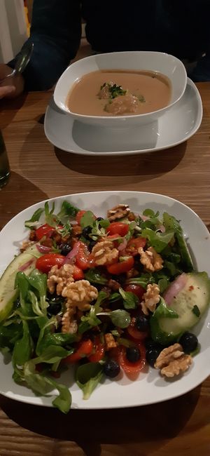 Pindasoep en salade at Yemaya's Vegan Corner in Amsterdam