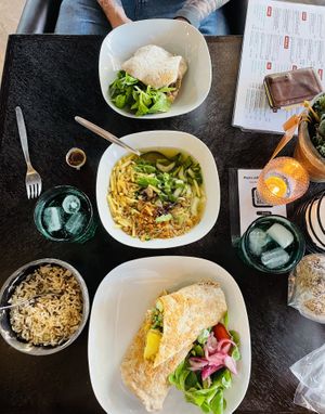 Pita veganistische pom, saoto soep and yemayá's rotirol at Yemaya's Vegan Corner in Amsterdam