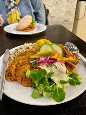 Box selectie naar keuze: rijst met pom en salade en topping van tempeh, banaan en special die dag was gevulde sopropo (aanrader). at Yemaya's Vegan Corner in Amsterdam