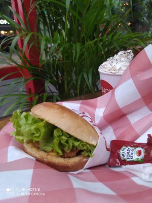 Spicy poyo y una malteada de oreo at Goy's Plant-Based Burgers - Álvaro Obregón in Mexico City