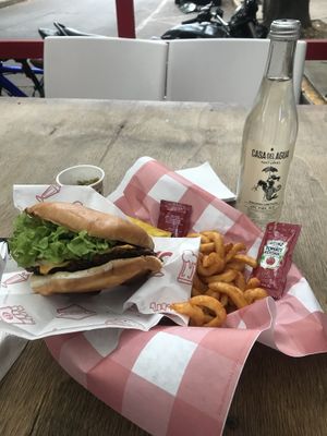 Got doble con papas curly (las papas se ordenan aparte) #Veganuary at Goy's Plant-Based Burgers - Álvaro Obregón in Mexico City