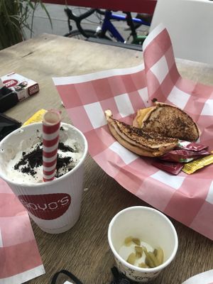 Grilled cheese sandwich y malteada de Oreo  #Veganuary at Goy's Plant-Based Burgers - Álvaro Obregón in Mexico City