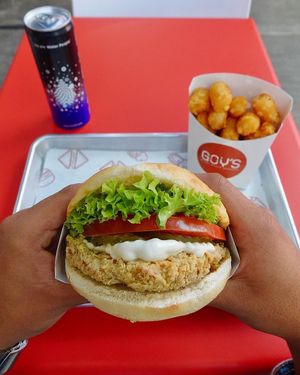 LA POYO: Hamburguesa de "pollo" vegano NotCo™ empanizada y frito extra crispy, con lechuga, tomate, pepinillos y "mayonesa" vegana.
 at Goy's Plant-Based Burgers - Álvaro Obregón in Mexico City