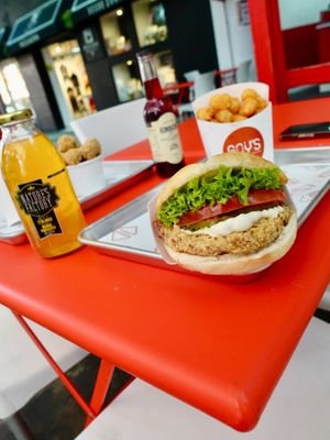 Cuando el antojo ataca, este combo es una gran opción. 🤤🍔🍟🥤 at Goy's Plant-Based Burgers - Álvaro Obregón in Mexico City