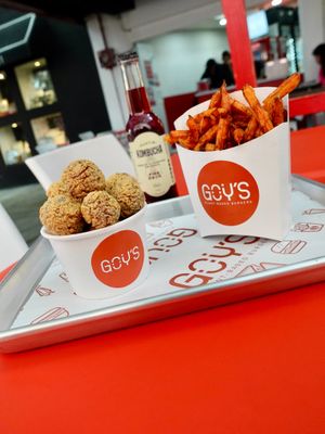 ¿Un combo que no puede faltar? Nuestras Poyo Bites, papas camote y una Austin Kombucha, lo hacen perfecto. 🤤❤️ at Goy's Plant-Based Burgers - Álvaro Obregón in Mexico City